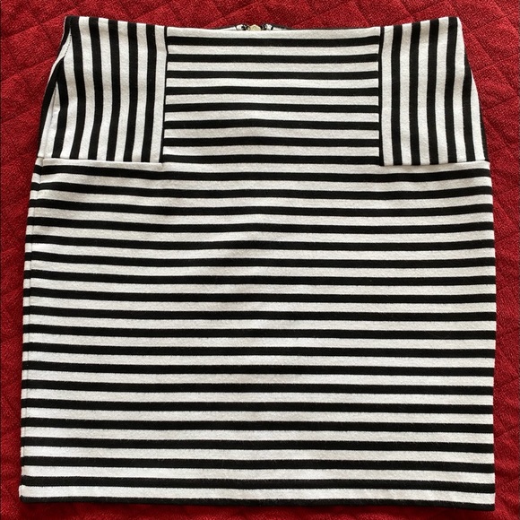 Black & White striped mini skirt Forever 21 size S - Picture 3 of 5